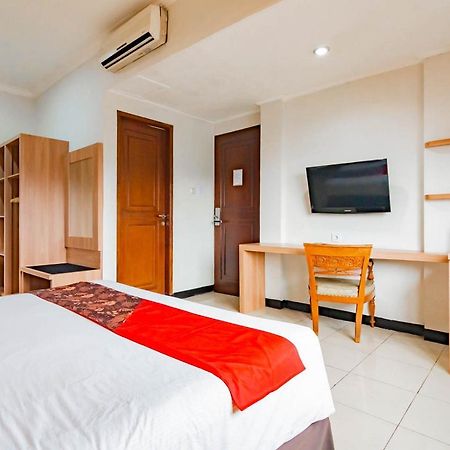 Cihampelas Hotel 2 Mitra Reddoorz Бандунг Екстер'єр фото