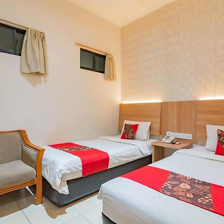 Cihampelas Hotel 2 Mitra Reddoorz Бандунг Екстер'єр фото