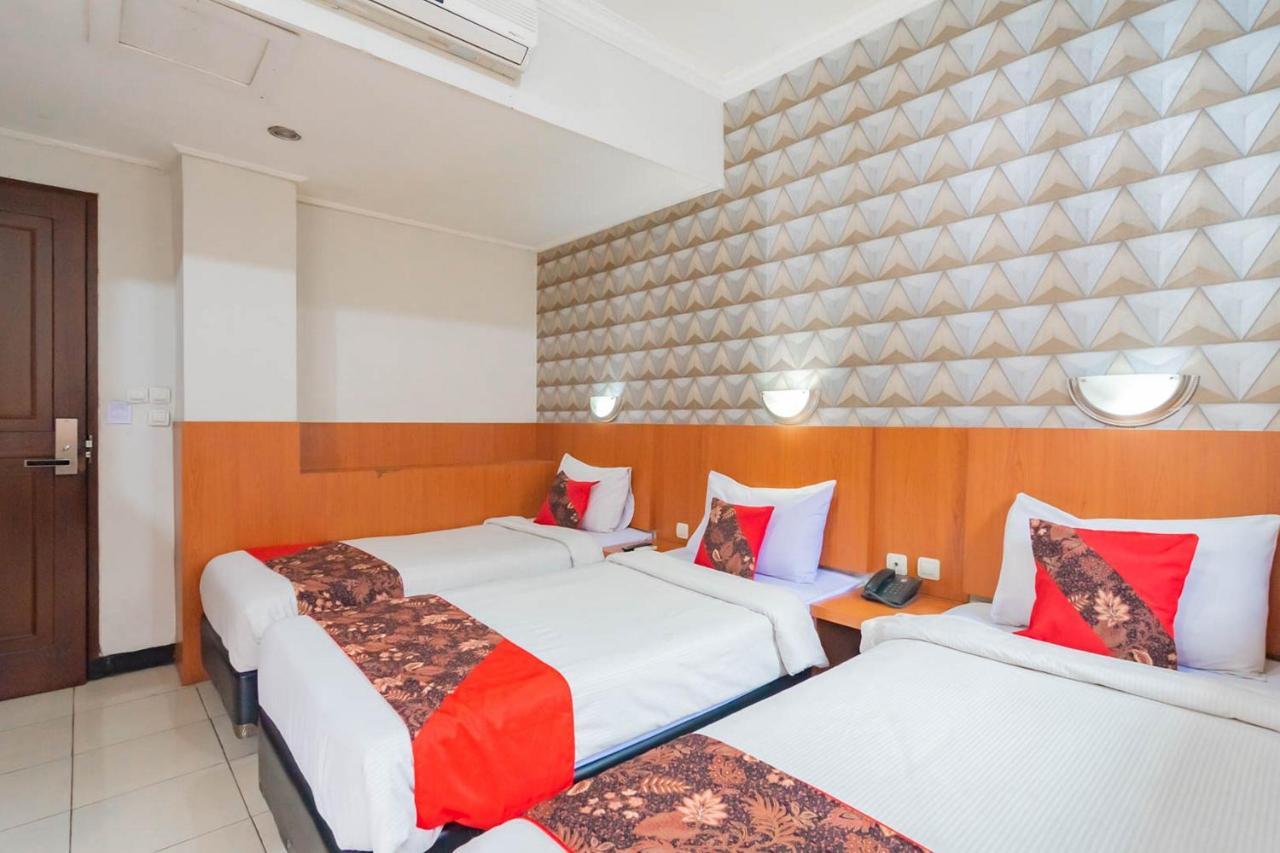 Cihampelas Hotel 2 Mitra Reddoorz Бандунг Екстер'єр фото