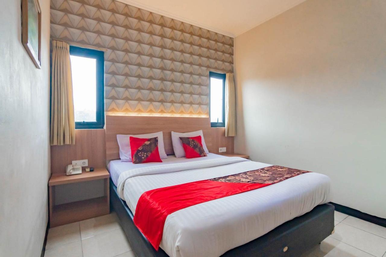 Cihampelas Hotel 2 Mitra Reddoorz Бандунг Екстер'єр фото