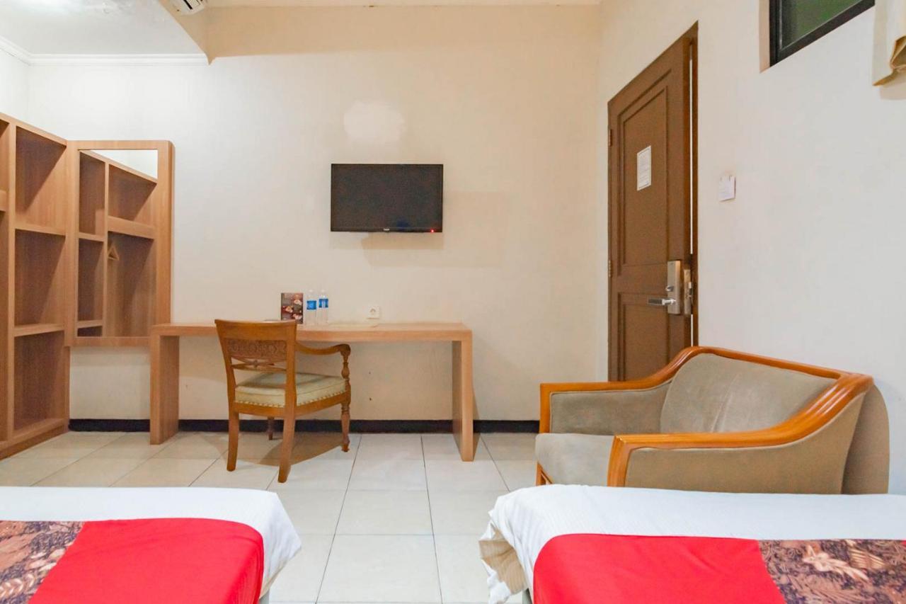Cihampelas Hotel 2 Mitra Reddoorz Бандунг Екстер'єр фото