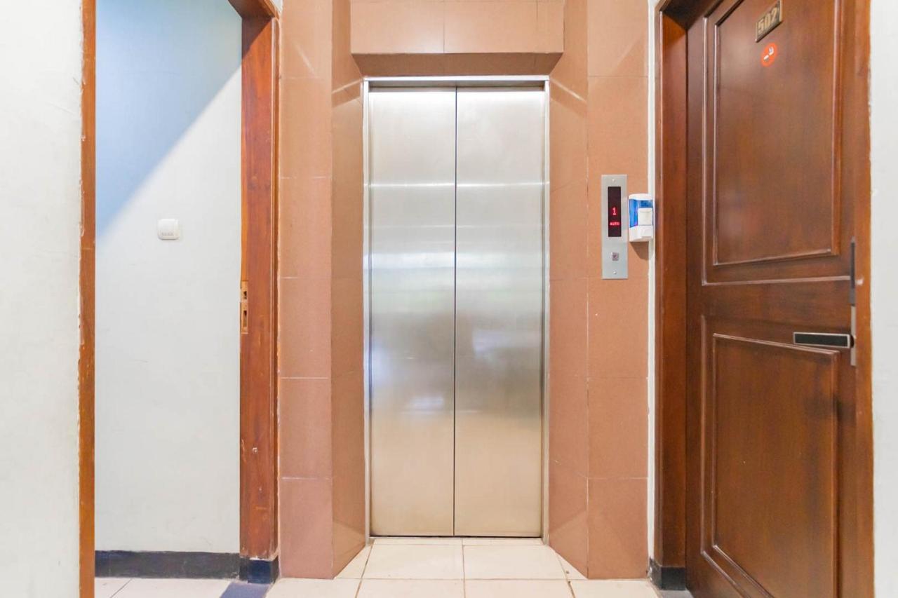 Cihampelas Hotel 2 Mitra Reddoorz Бандунг Екстер'єр фото