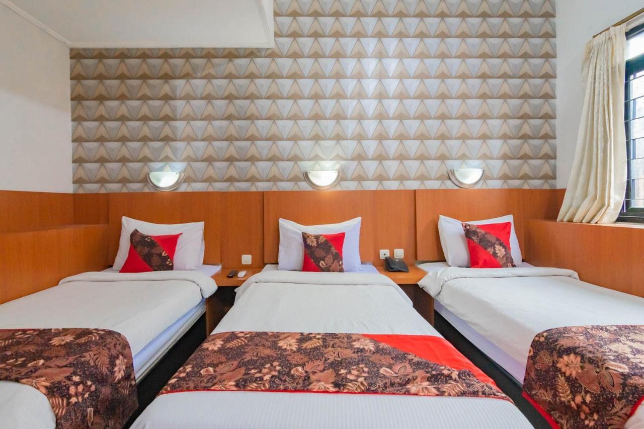 Cihampelas Hotel 2 Mitra Reddoorz Бандунг Екстер'єр фото