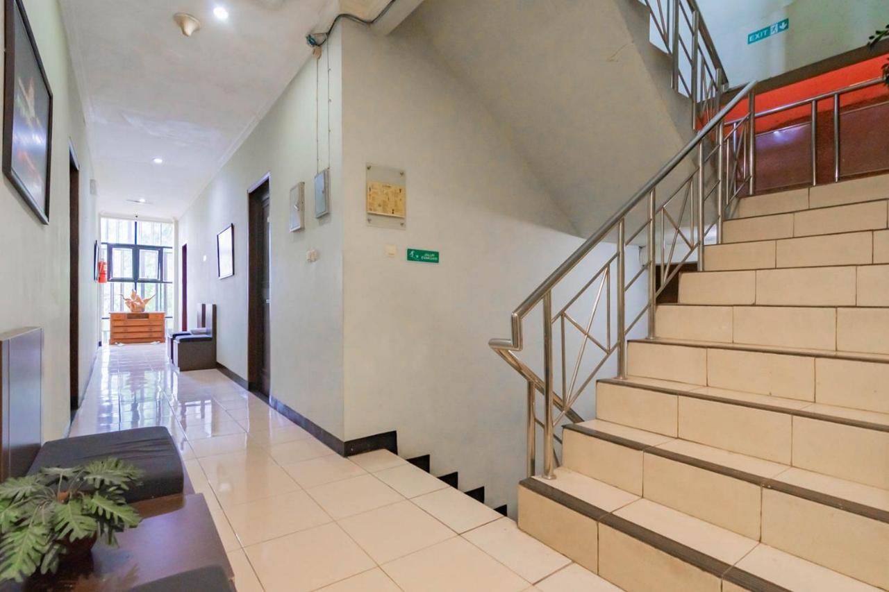 Cihampelas Hotel 2 Mitra Reddoorz Бандунг Екстер'єр фото