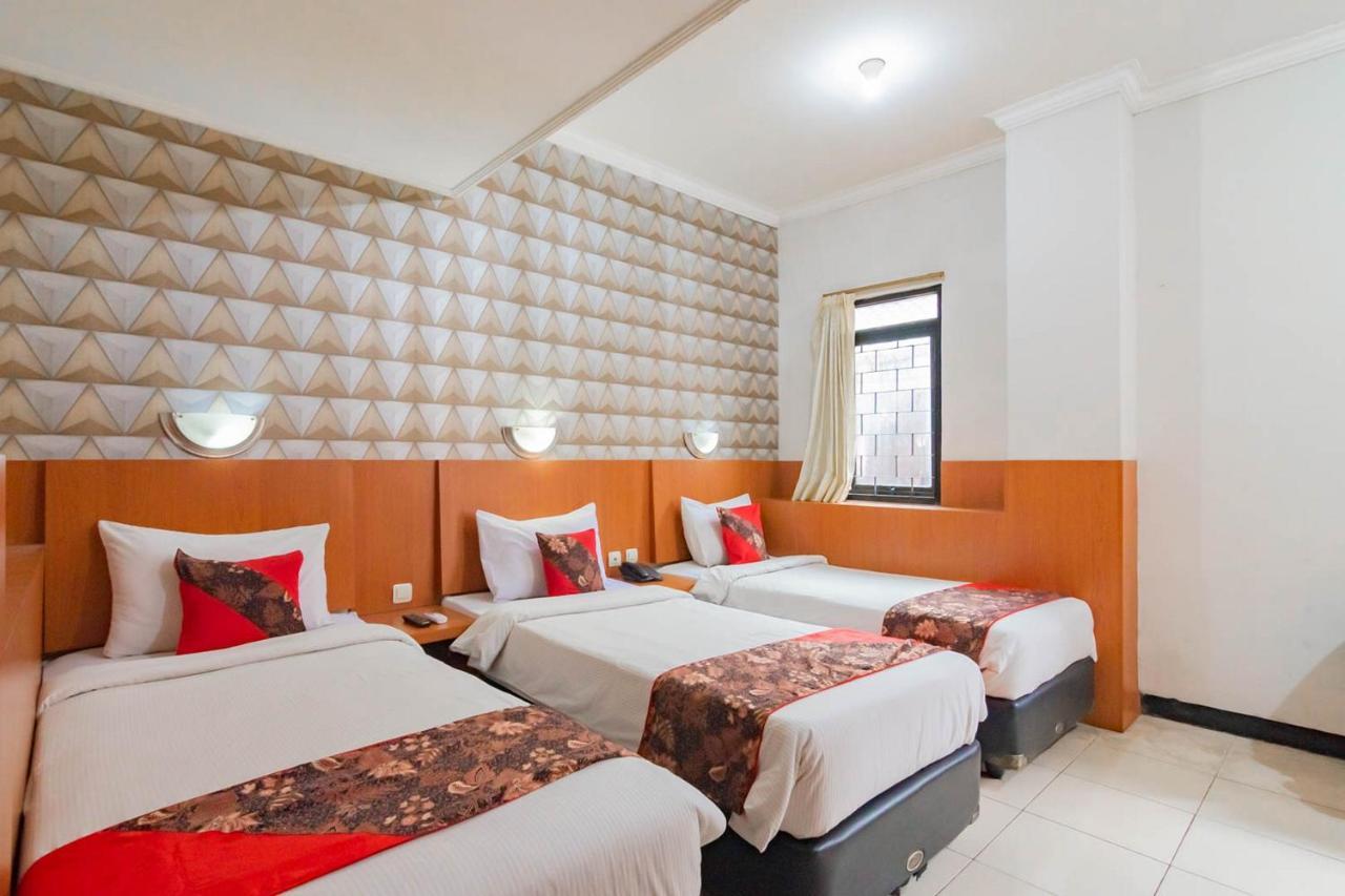 Cihampelas Hotel 2 Mitra Reddoorz Бандунг Екстер'єр фото