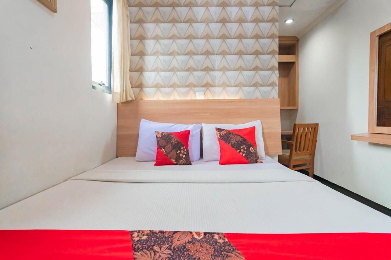 Cihampelas Hotel 2 Mitra Reddoorz Бандунг Екстер'єр фото