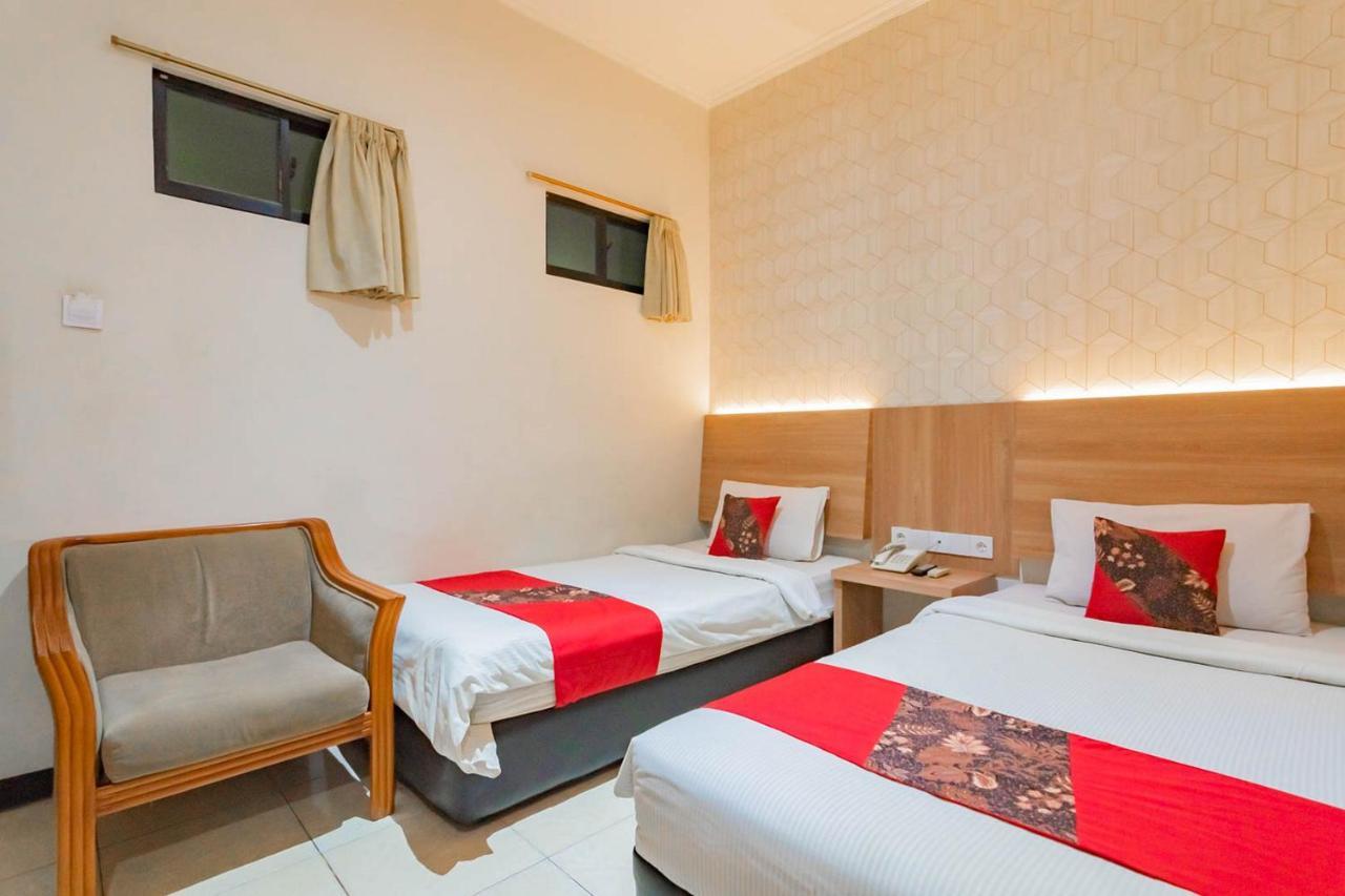 Cihampelas Hotel 2 Mitra Reddoorz Бандунг Екстер'єр фото