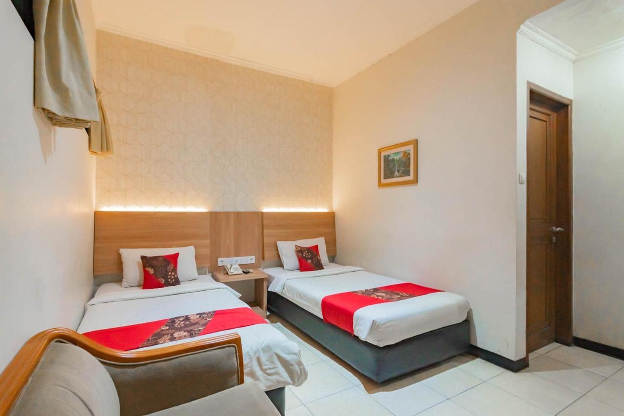 Cihampelas Hotel 2 Mitra Reddoorz Бандунг Екстер'єр фото
