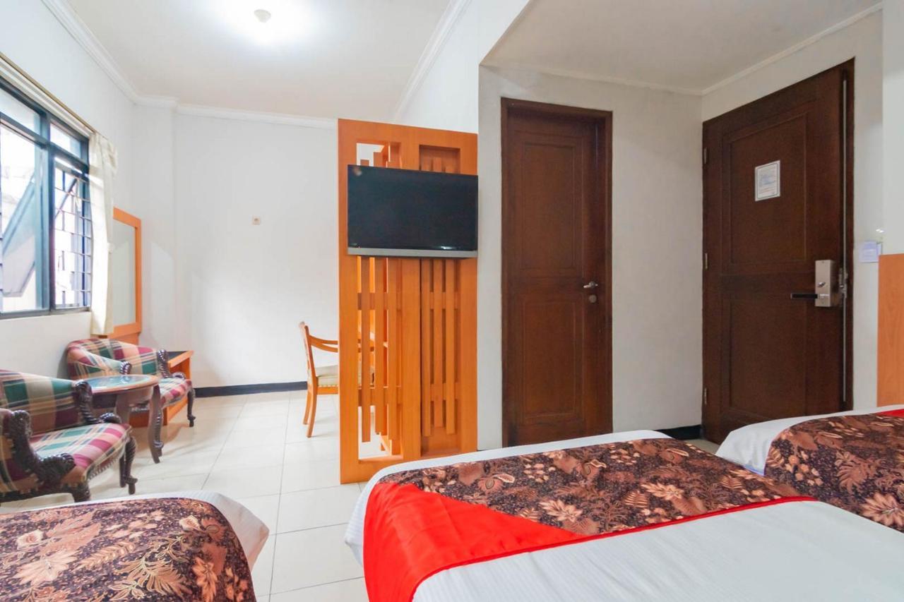 Cihampelas Hotel 2 Mitra Reddoorz Бандунг Екстер'єр фото