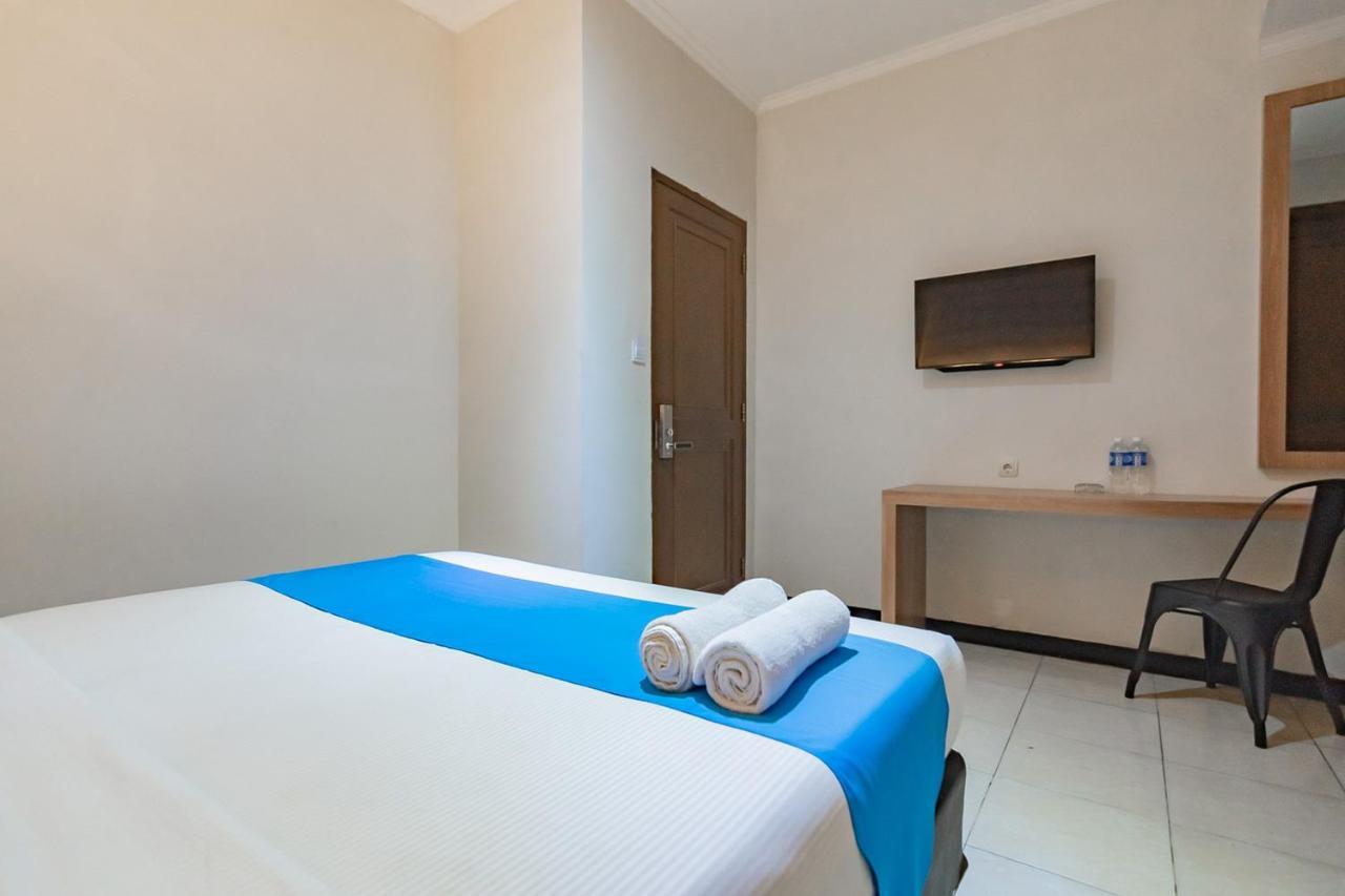 Cihampelas Hotel 2 Mitra Reddoorz Бандунг Екстер'єр фото