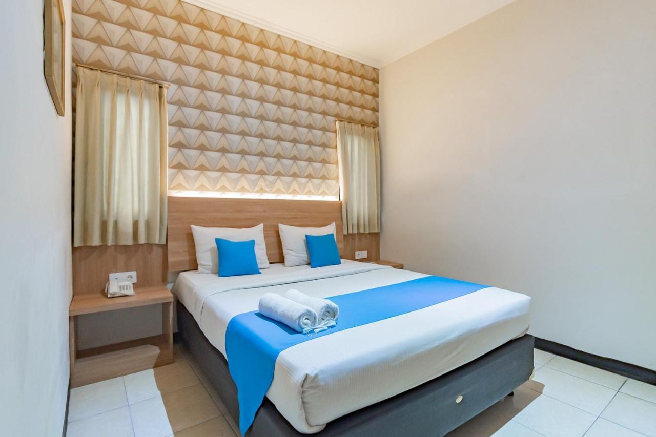 Cihampelas Hotel 2 Mitra Reddoorz Бандунг Екстер'єр фото
